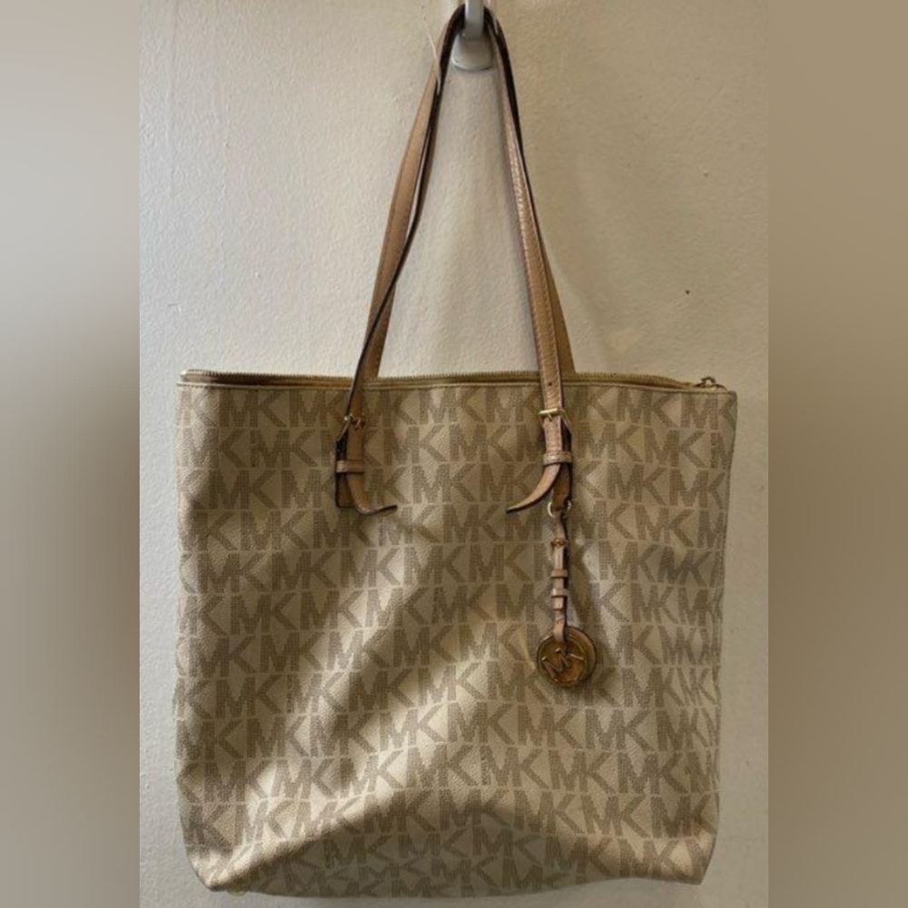 ⭐️Michael Kors Tan Monogram Tote Bag